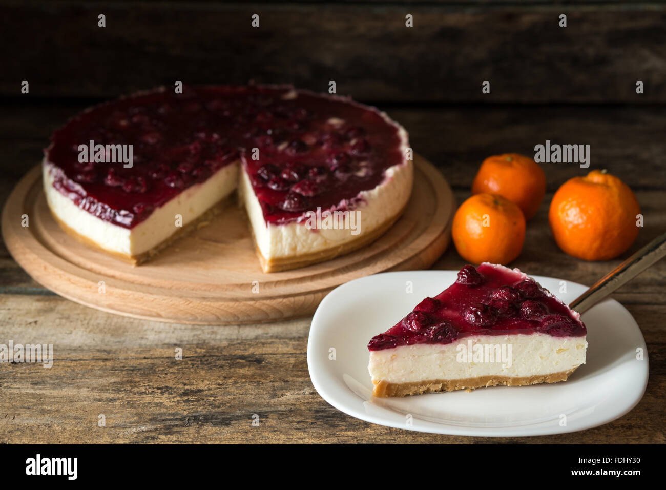 Pezzo di cheesecake con i mandarini sul tavolo di legno. Ricetta o prima colazione Sfondo menu Foto Stock