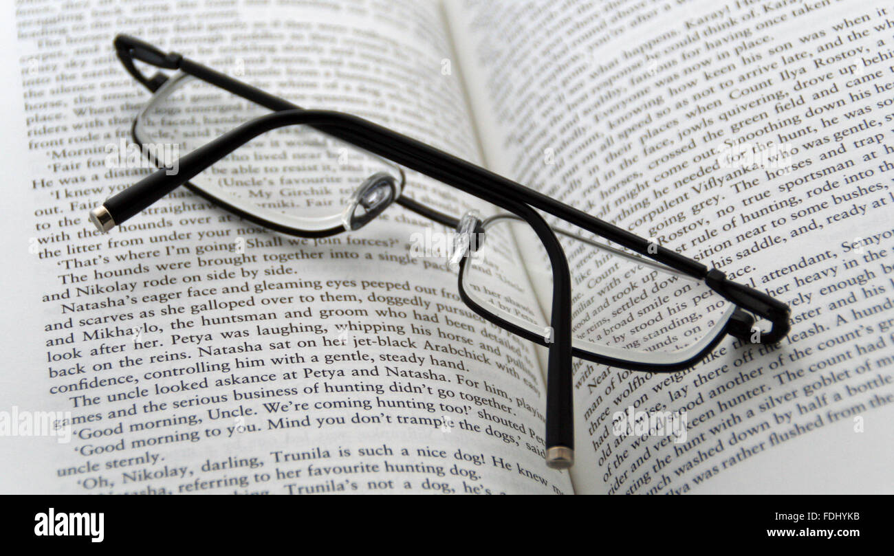 Libro aperto con gli occhiali da lettura Foto Stock