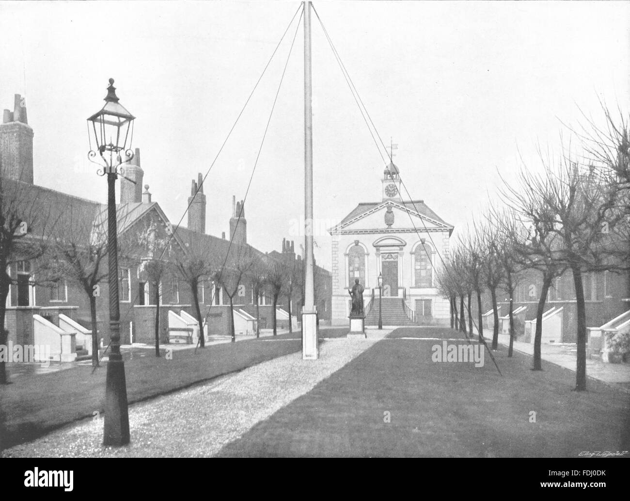Londra: la Trinità gli ospizi di carità- Una tranquilla bit del Mile End Road, stampa 1896 Foto Stock