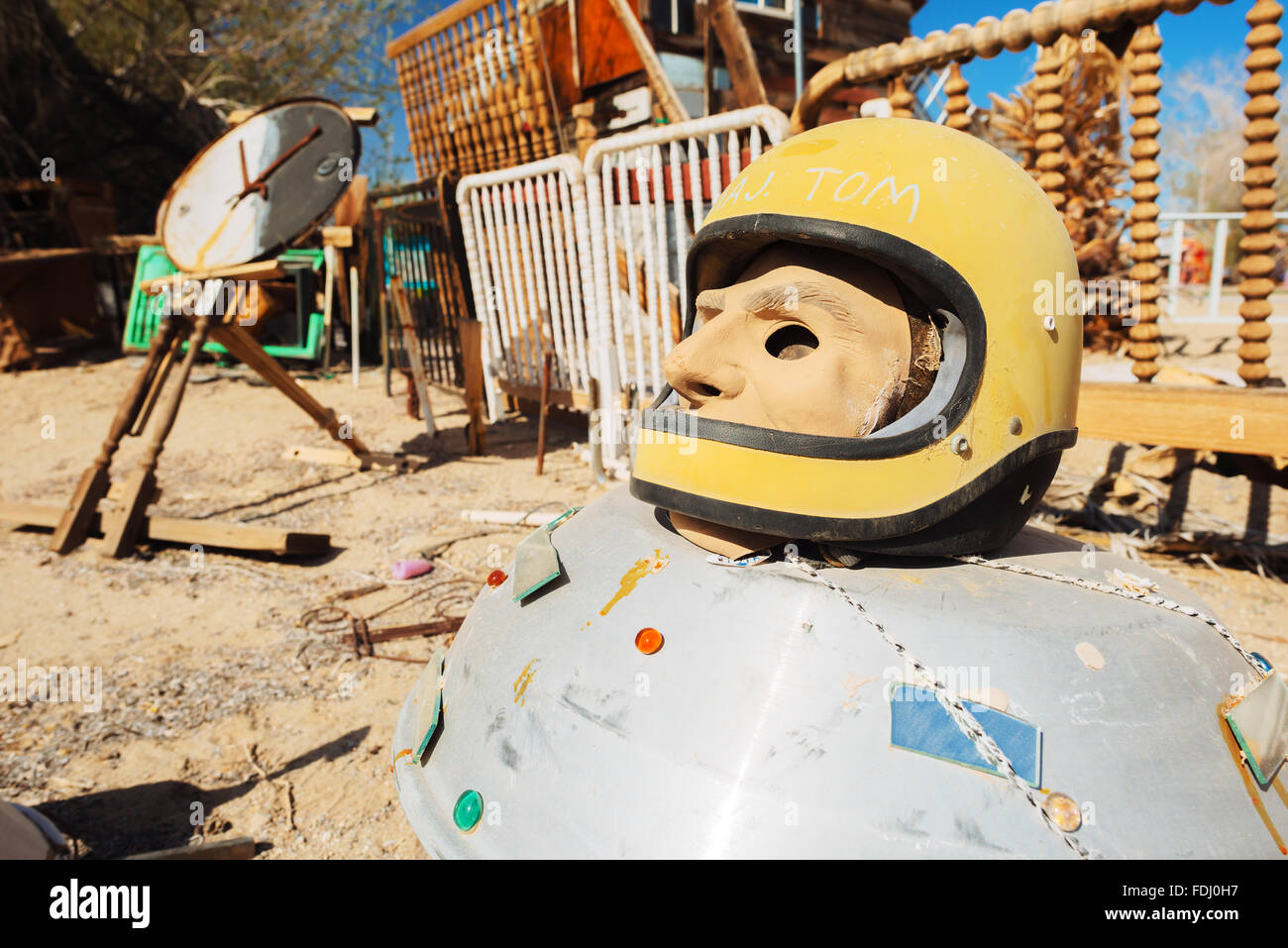 Arte scultorea installazione composta di oggetti trovati in una raccolta denominata "Oriente Gesù,' nella bramma City, California Foto Stock