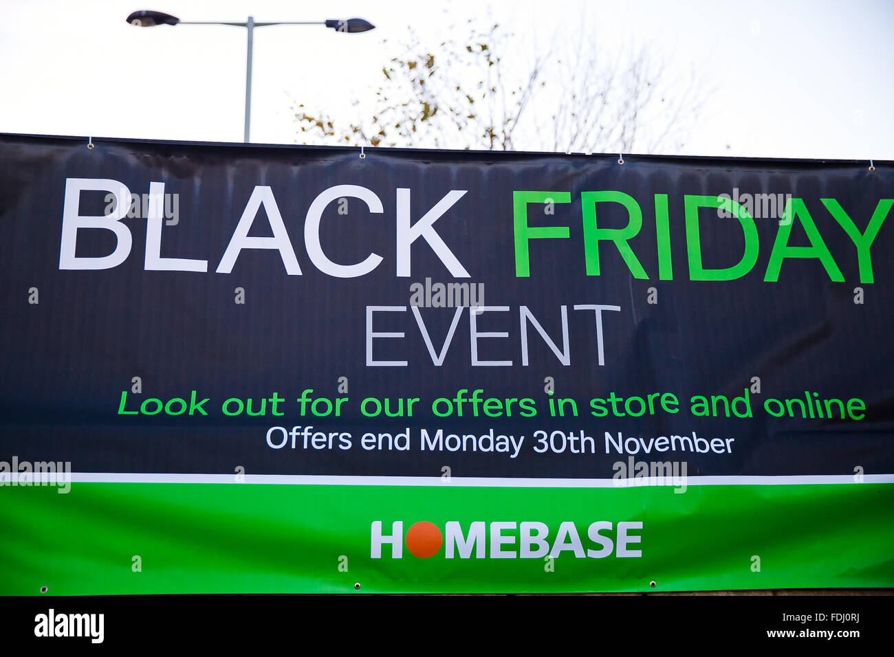 Londra, Regno Unito. 27 Novembre, 2015. Venerdì nero banner Homebase esterno nel nord di Londra Foto Stock