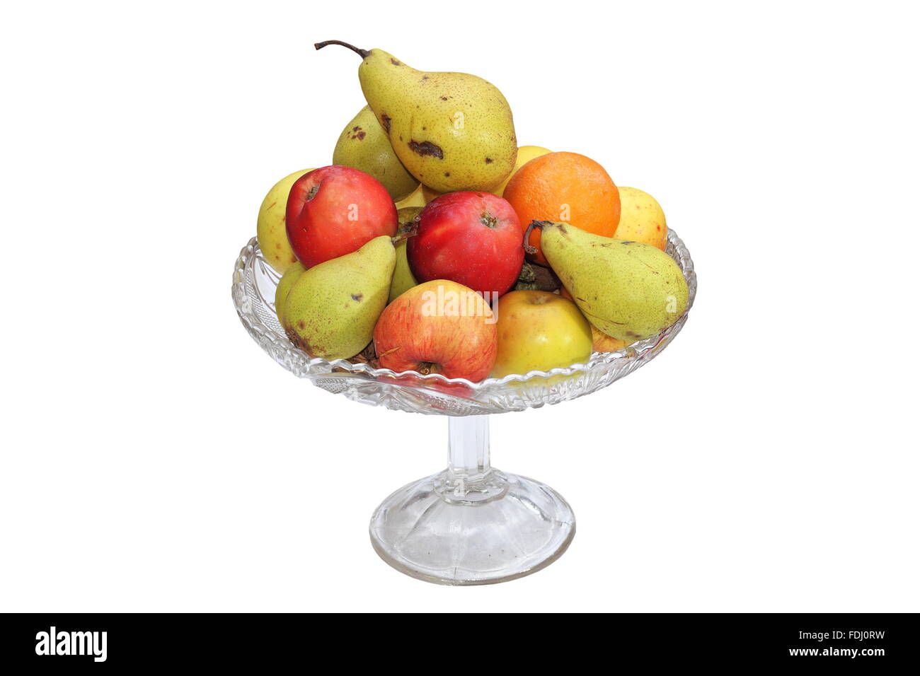 Vaso di vetro pieno di frutti, bio le mele e le pere, isolamento su sfondo bianco Foto Stock
