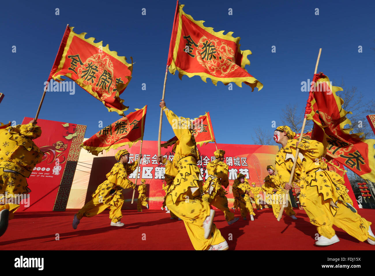 Pechino, Cina. Il 1° febbraio 2016. Bambini vestito come re delle scimmie eseguire durante una fiera a Huairou il distretto di Pechino, capitale della Cina, 1 febbraio 2016, per salutare il nuovo anno lunare cinese della scimmia, che inizia dal 8 febbraio di quest'anno. Credito: Bu Xiangdong/Xinhua/Alamy Live News Foto Stock