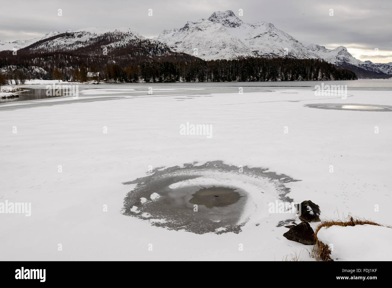 Foro rotondo in ghiaccio sul lago di Sils Maria , Svizzera Foto Stock