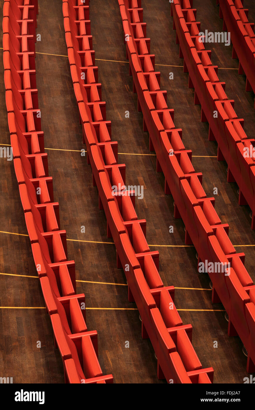 Red posti a sedere nella sala principale contro il pavimento in legno, visto da sopra. Musikkens Hus Aalborg, Aalborg, Danimarca. Architetto: Coop Himmelb Foto Stock