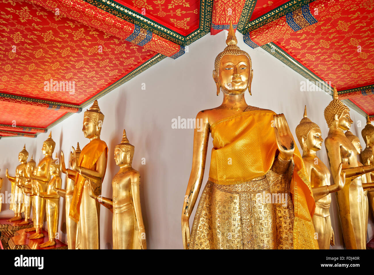 Le immagini del Buddha in galleria i colonnati. Wat Pho tempio di Bangkok, Tailandia. Foto Stock