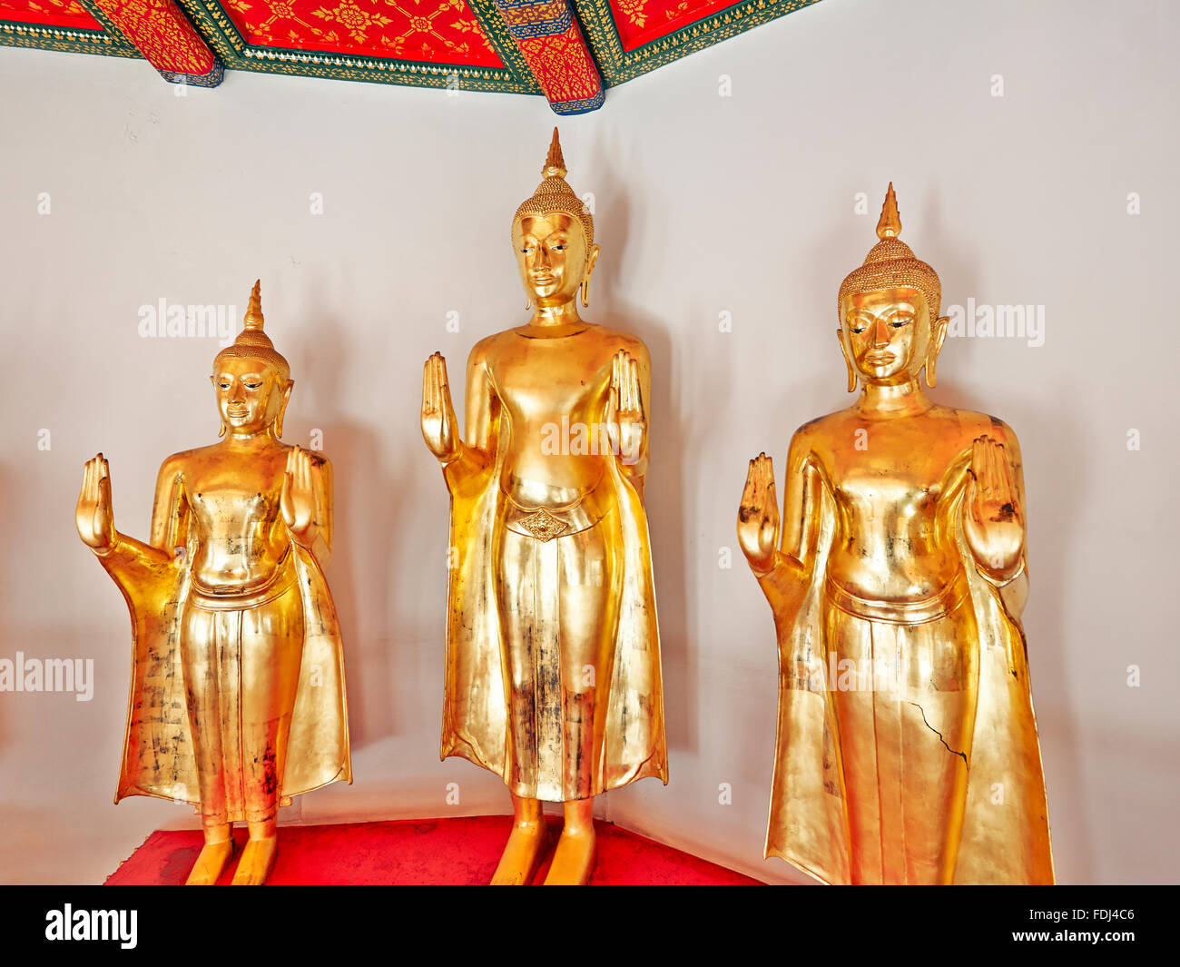 Le immagini del Buddha in galleria i colonnati. Wat Pho tempio di Bangkok, Tailandia. Foto Stock