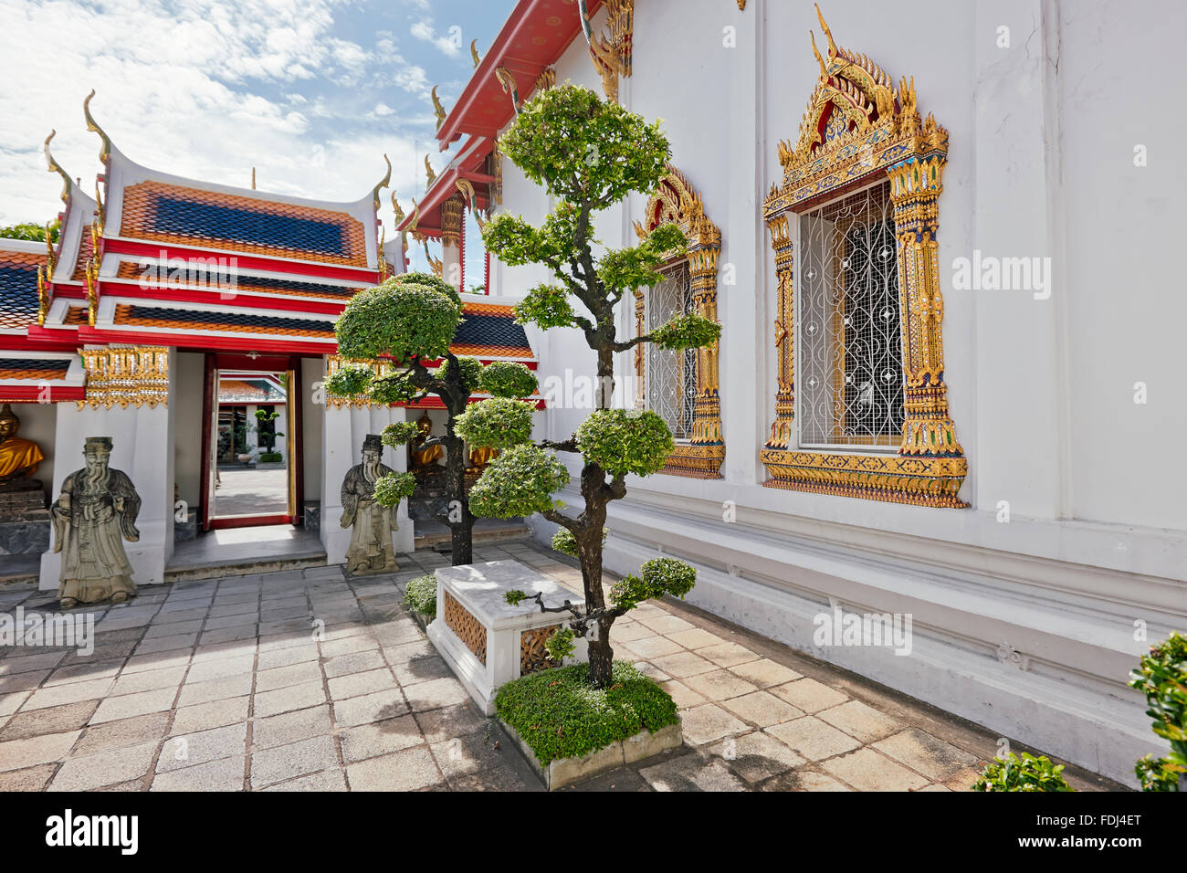 Bonsai alberi che crescono in uno dei cortili di Wat Pho tempio. Bangkok, Tailandia. Foto Stock
