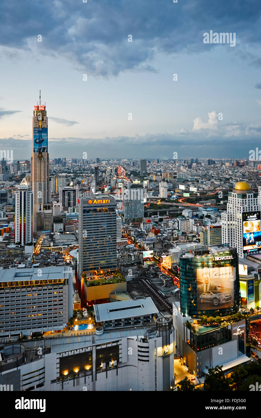 Vista in elevazione di edifici ad alta in Pathum Distretto Wan al crepuscolo. Bangkok, Tailandia. Foto Stock