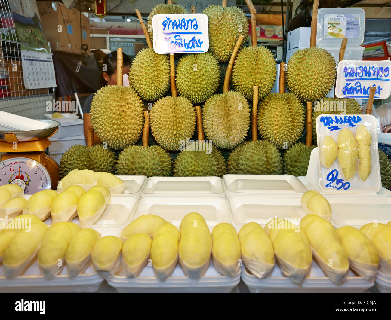 Durians in vendita al mercato fresco di OR Tor Kor (OTK). Bangkok, Thailandia. Foto Stock