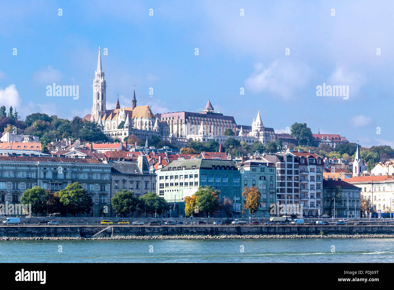 La collina del castello con la Chiesa di San Mattia e il Bastione del Pescatore sul lato di Buda del Danubio. Budapest, Ungheria Foto Stock