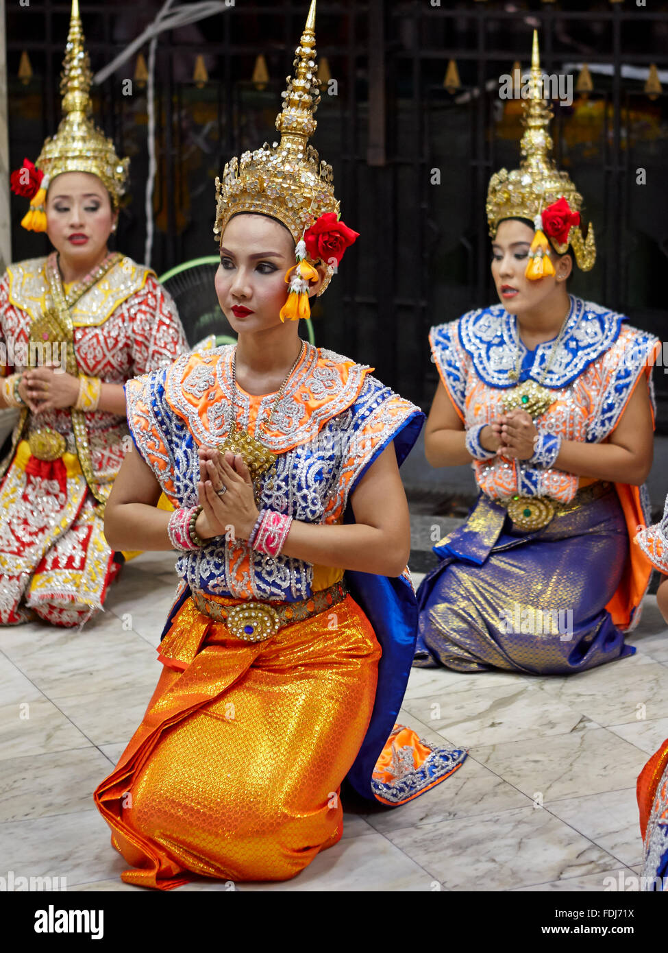 Ballerini tradizionali nel Santuario di Erawan. Bangkok, Tailandia. Foto Stock