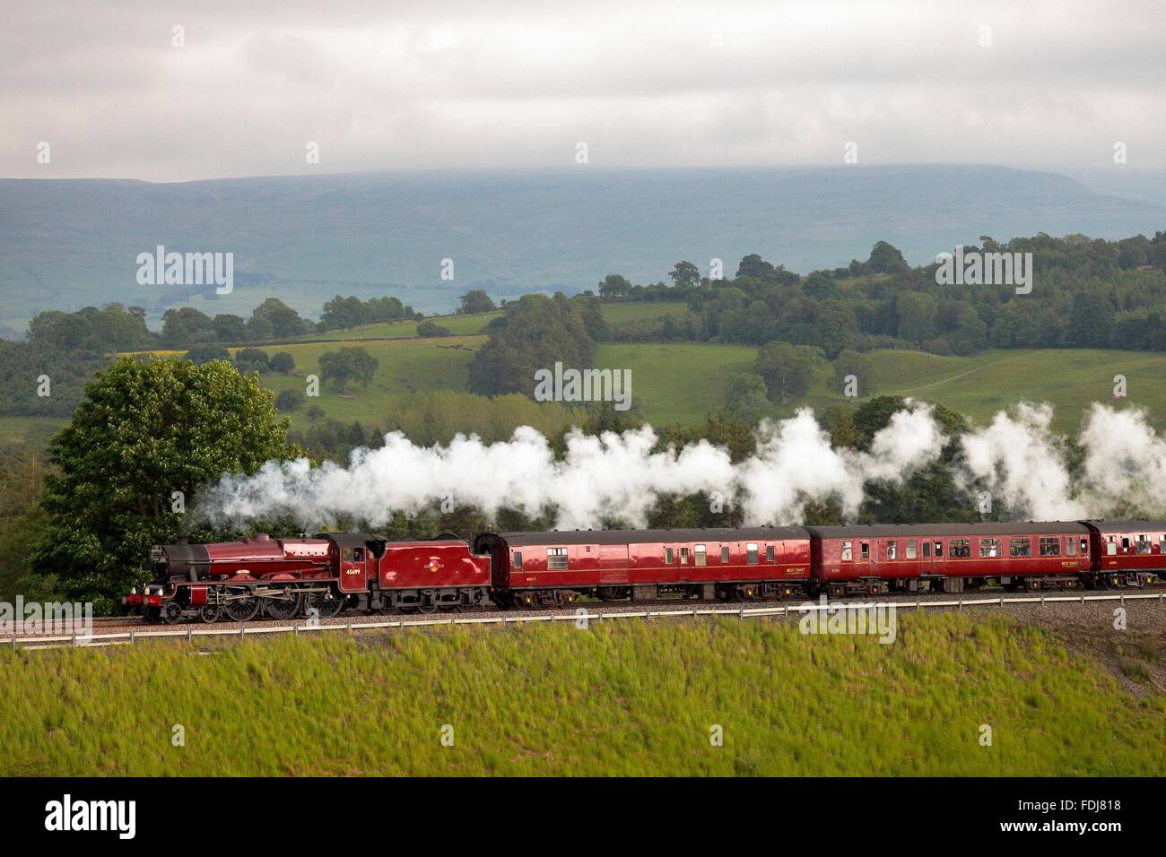 Accontentarsi di Carlisle Railway. Locomotiva a vapore LMS Giubileo 45699 Classe Galatea. Lazonby, Eden Valley, Cumbria, Inghilterra, Regno Unito. Foto Stock
