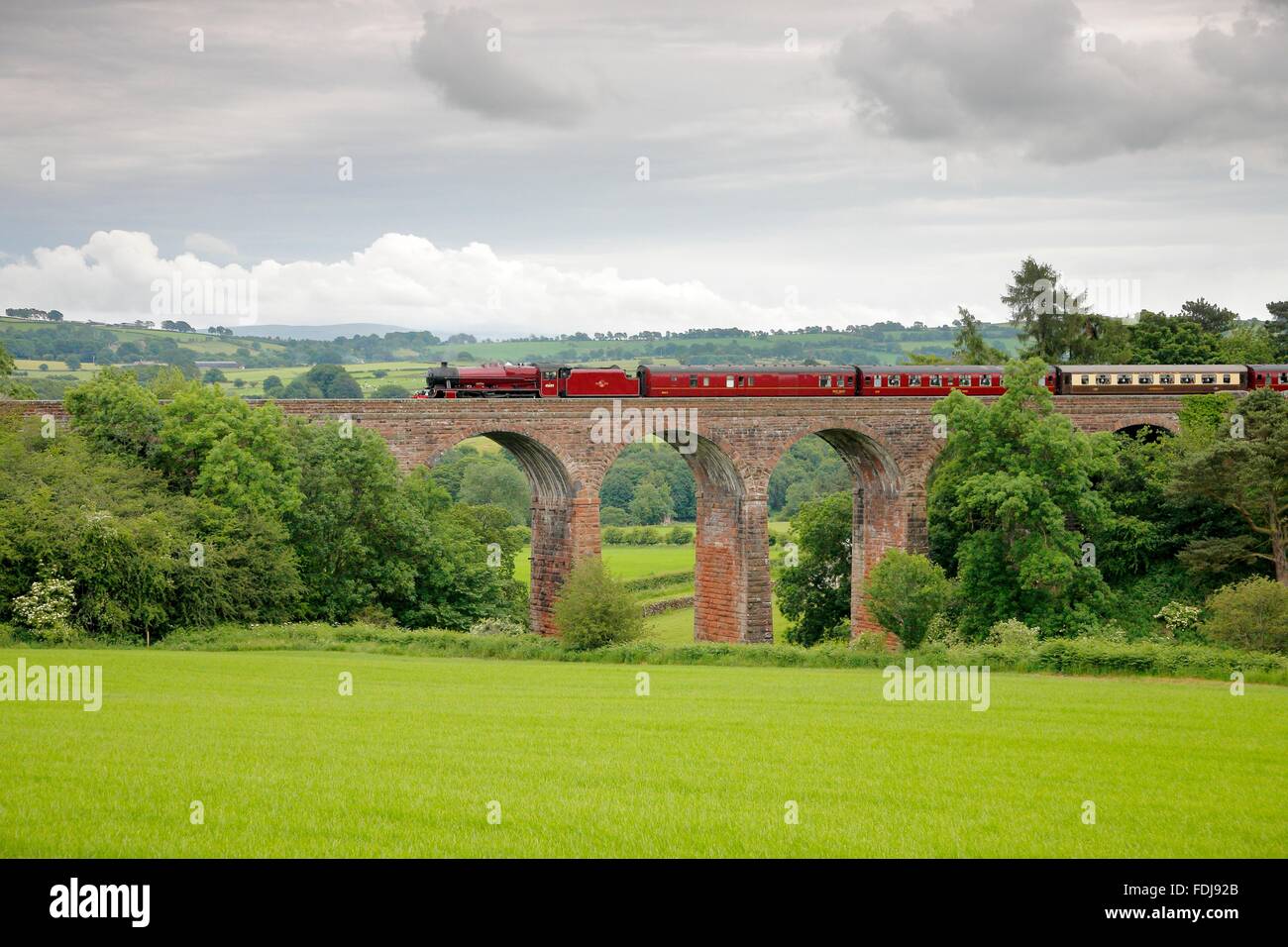 Accontentarsi di Carlisle linea ferroviaria. LMS Giubileo 45699 Classe Galatea 'l'Dalesman', treno a vapore. Asciugare Beck viadotto, Armathwaite, Ede Foto Stock