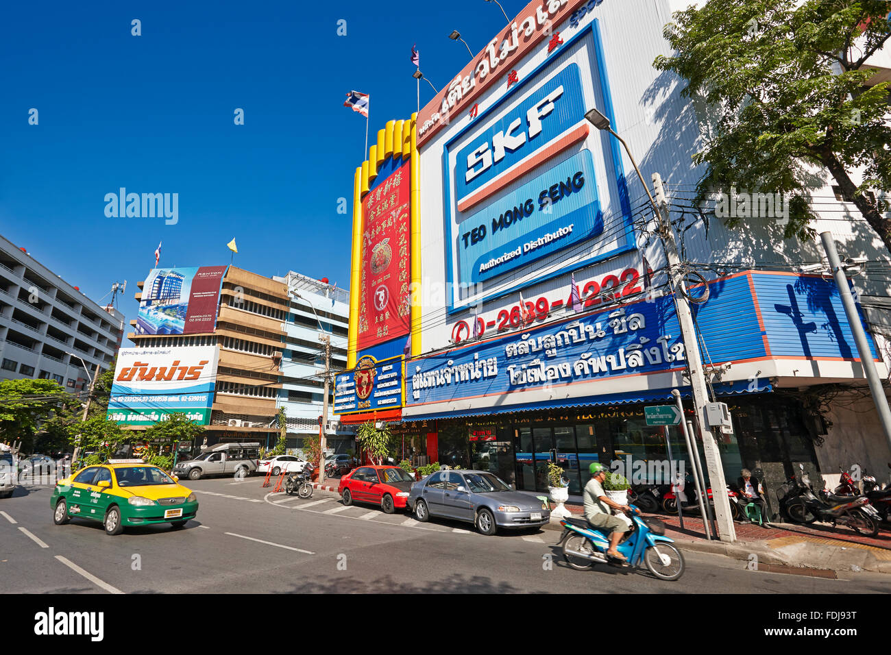 Edifici colorati e illuminati dal sole su Tri MIT Road nel quartiere Chinatown della città di Bangkok, Thailandia. Foto Stock