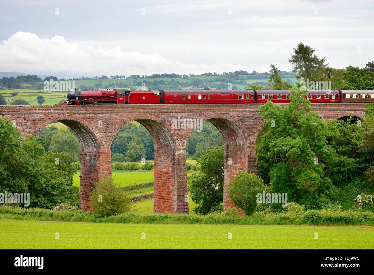 Accontentarsi di Carlisle linea ferroviaria. LMS Giubileo 45699 Classe Galatea 'l'Dalesman', treno a vapore. Asciugare Beck viadotto, Armathwaite, Ede Foto Stock