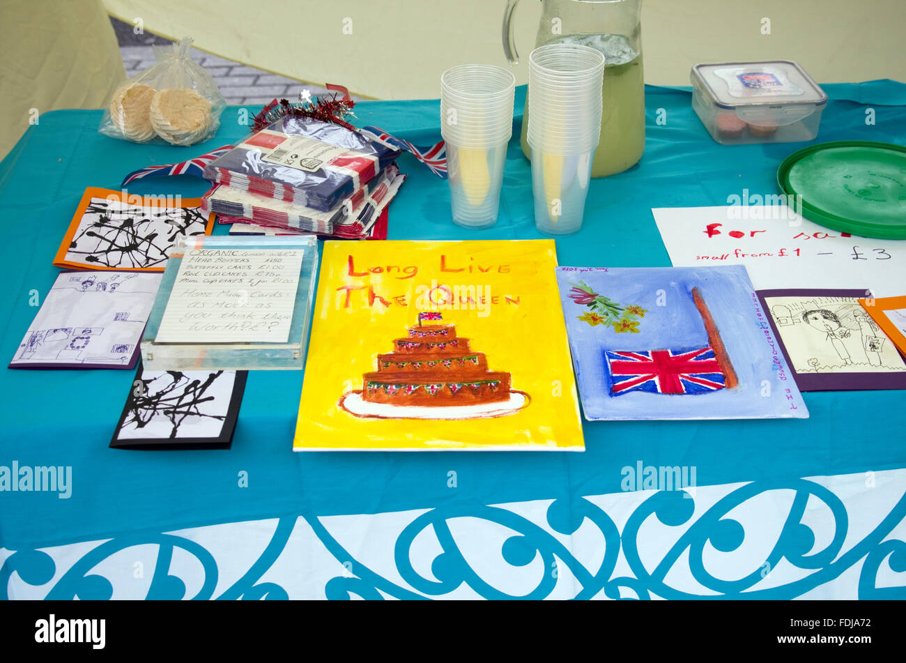 Bambini libri fatti in casa, dipinti e limonata in vendita presso il diamante della regina celebrazione giubilare in Stoke Newington, Londra Foto Stock