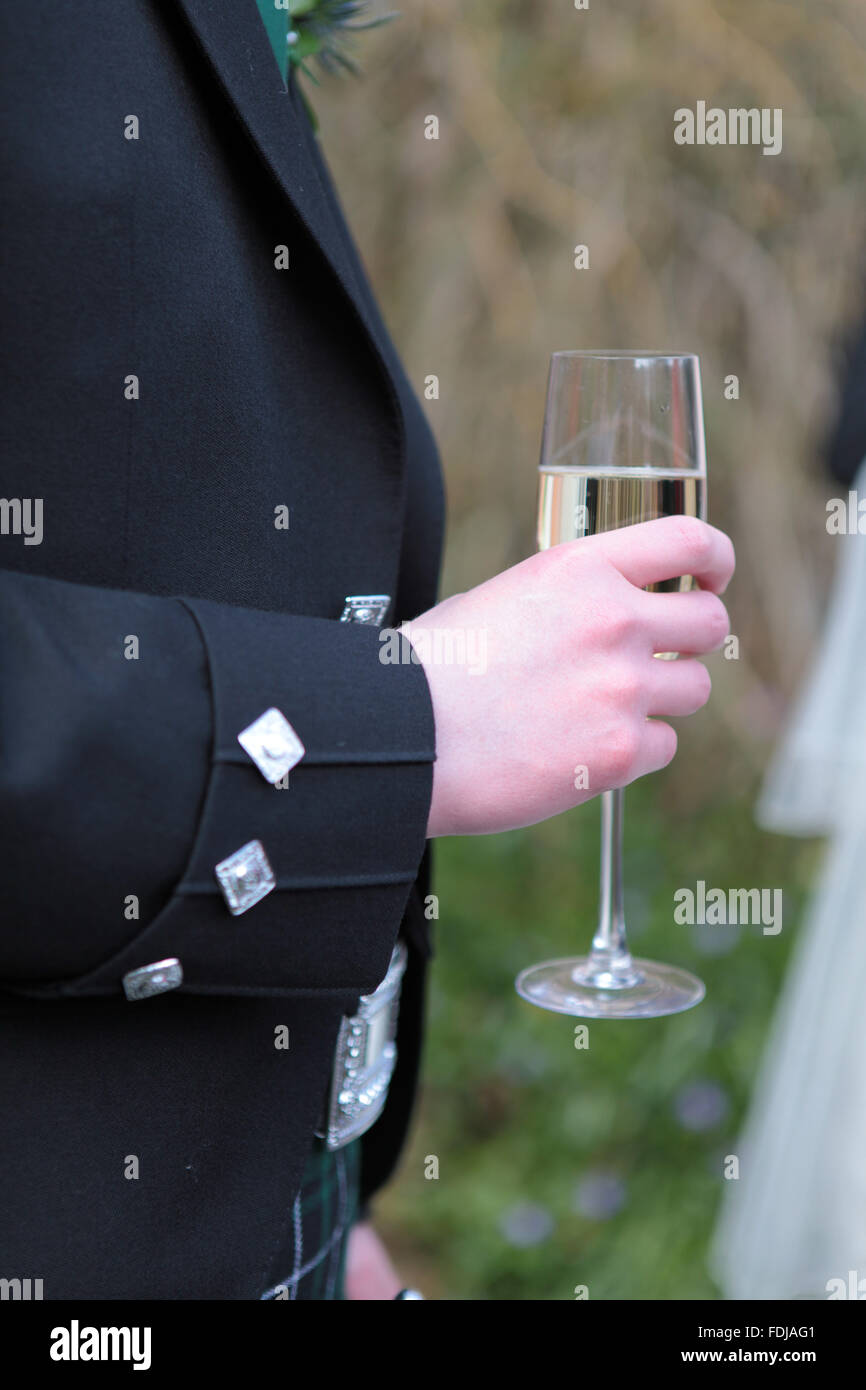 Ricevimento Champagne al tradizionale matrimonio scozzese Foto Stock