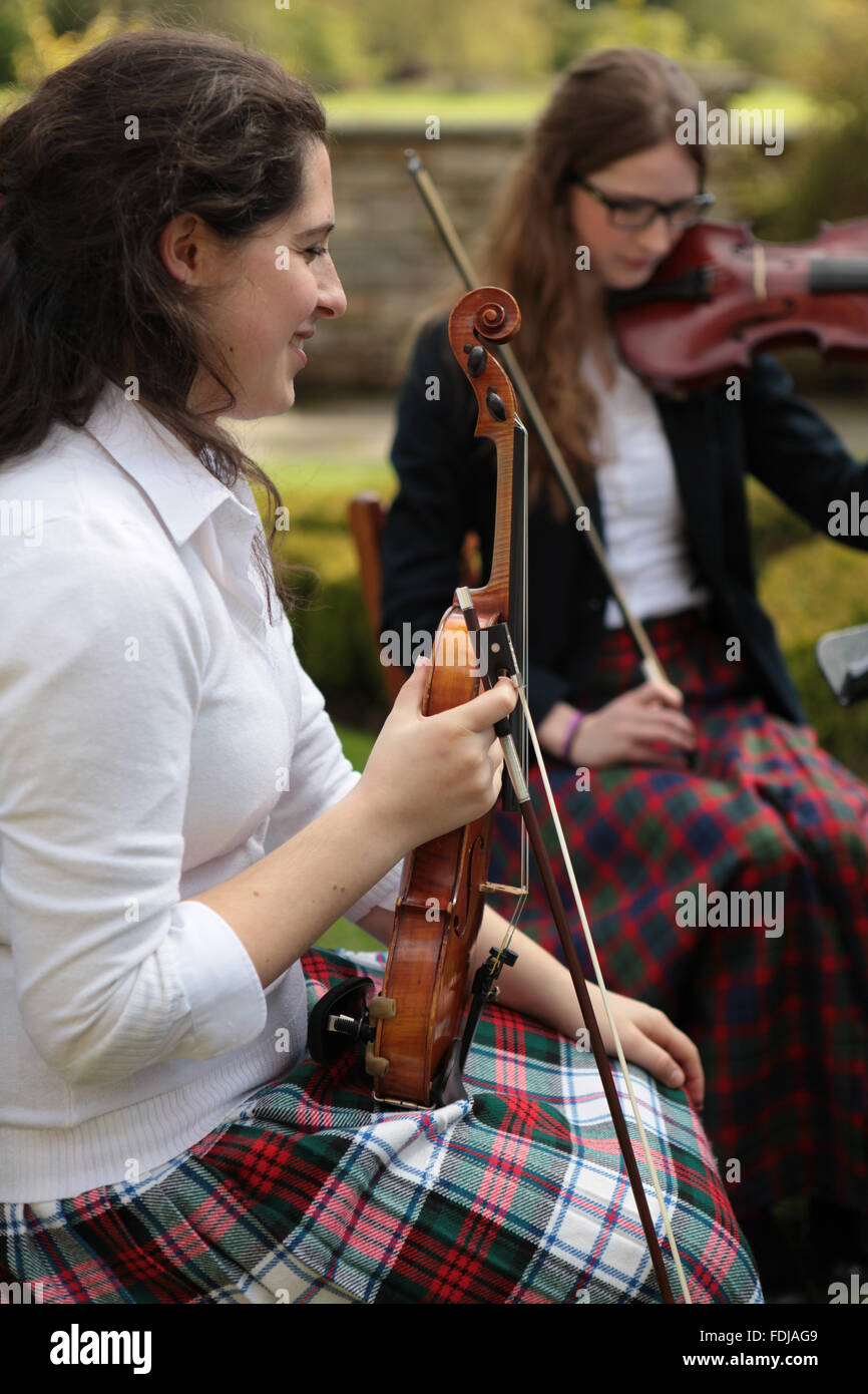 Le giovani donne a suonare il violino Foto Stock