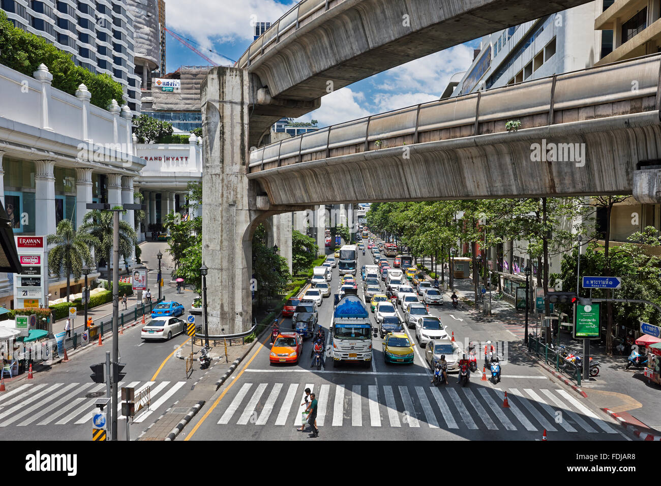 Vista in elevazione del Ratchadamri Road vicino alla giunzione Ratchaprasong. Bangkok, Tailandia. Foto Stock