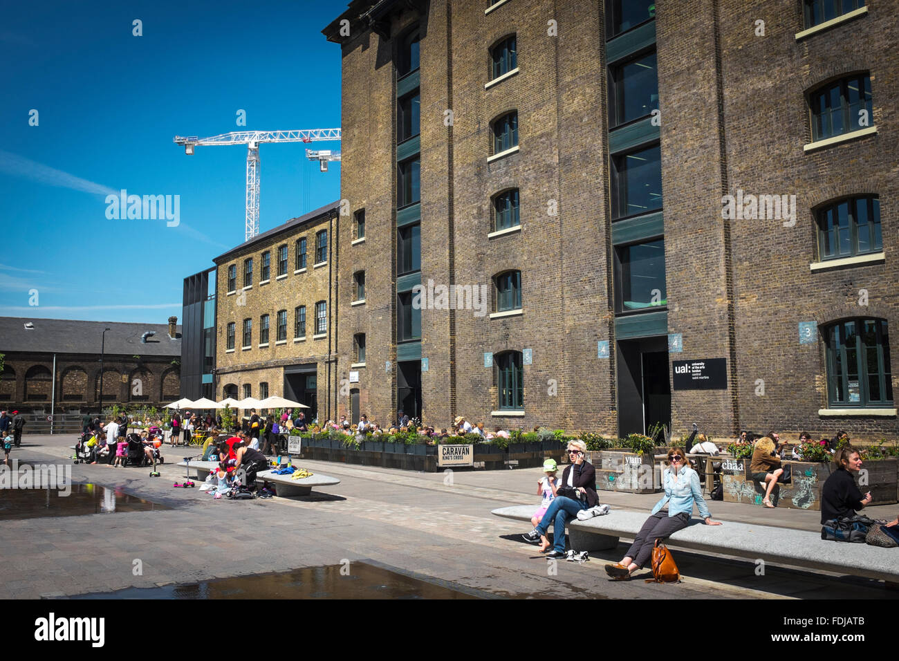 Granary Square, Kings Cross, London, Regno Unito. L'edificio in background è la University of Arts di Londra, Central Saint Martins. Foto Stock