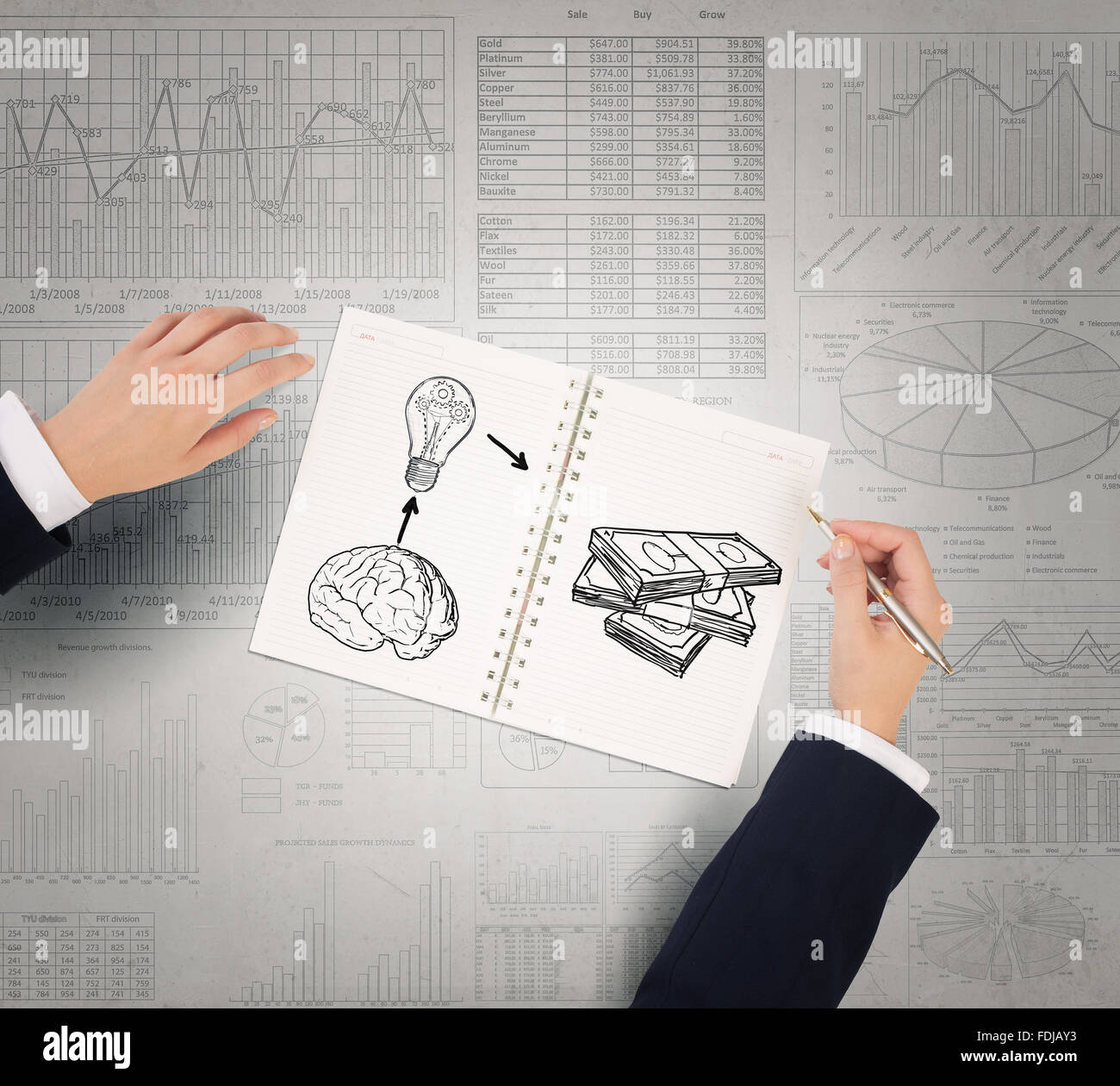 Imprenditore disegno le mani per far soldi formula nel blocco note Foto Stock
