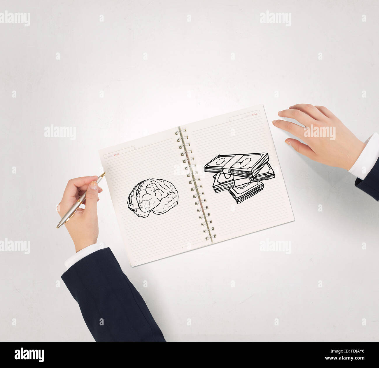 Imprenditore disegno le mani per far soldi formula nel blocco note Foto Stock