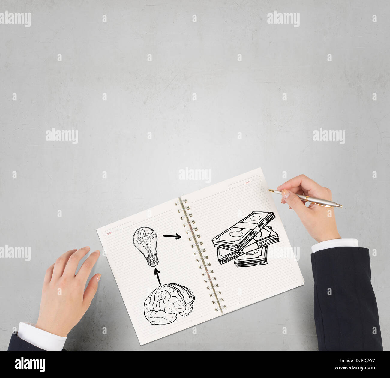 Imprenditore disegno le mani per far soldi formula nel blocco note Foto Stock