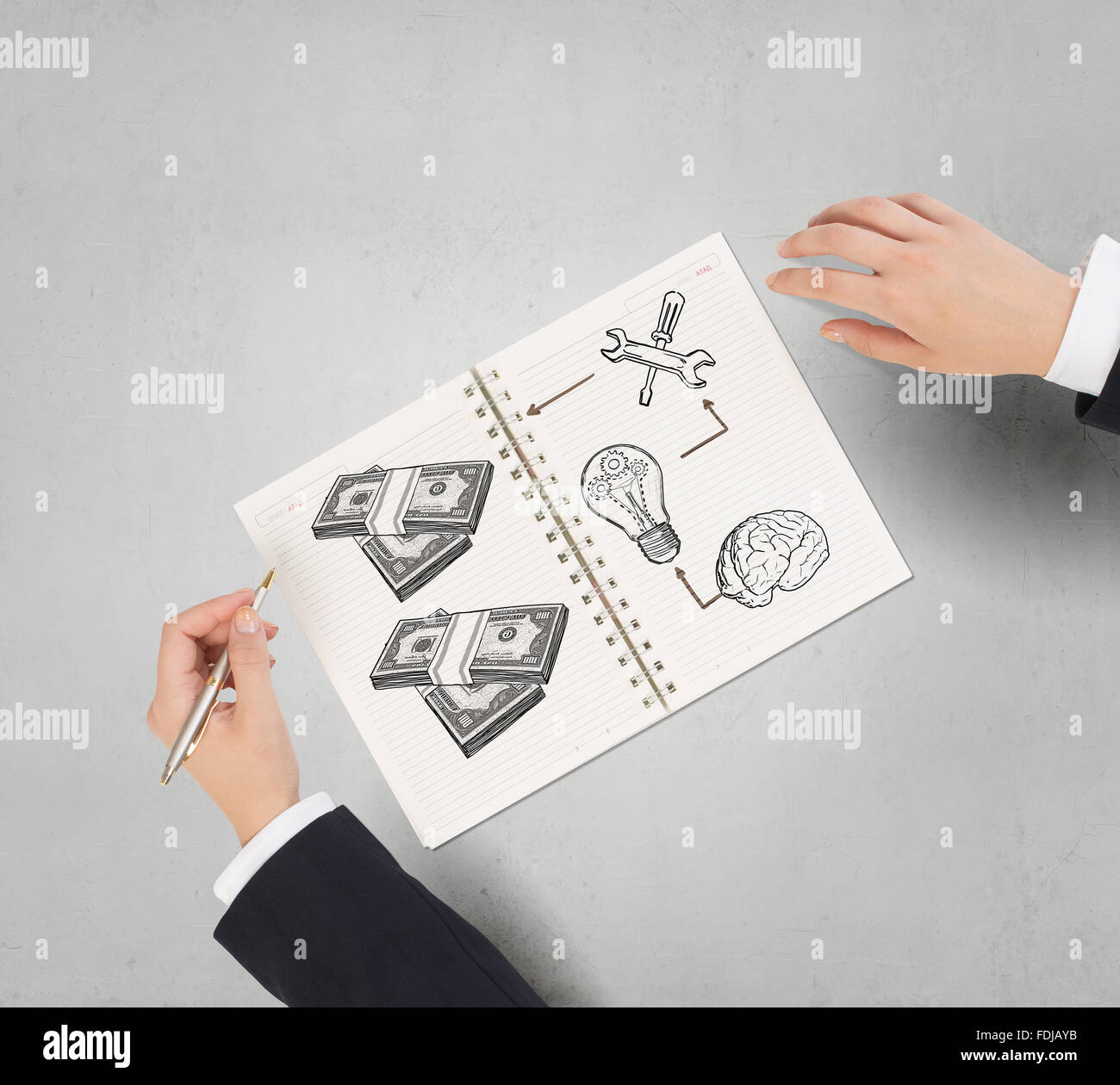 Imprenditore disegno le mani per far soldi formula nel blocco note Foto Stock