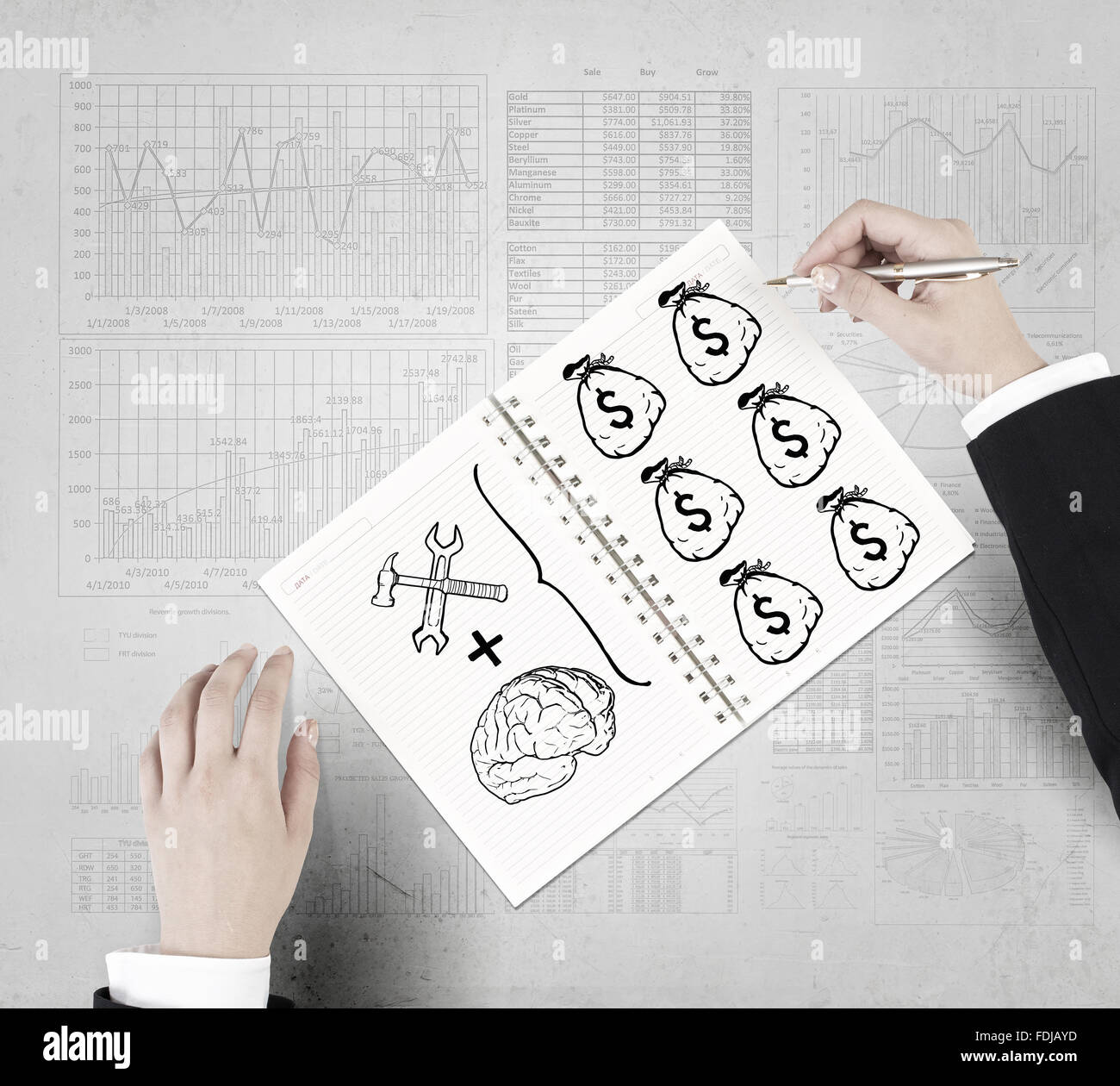 Imprenditore disegno le mani per far soldi formula nel blocco note Foto Stock