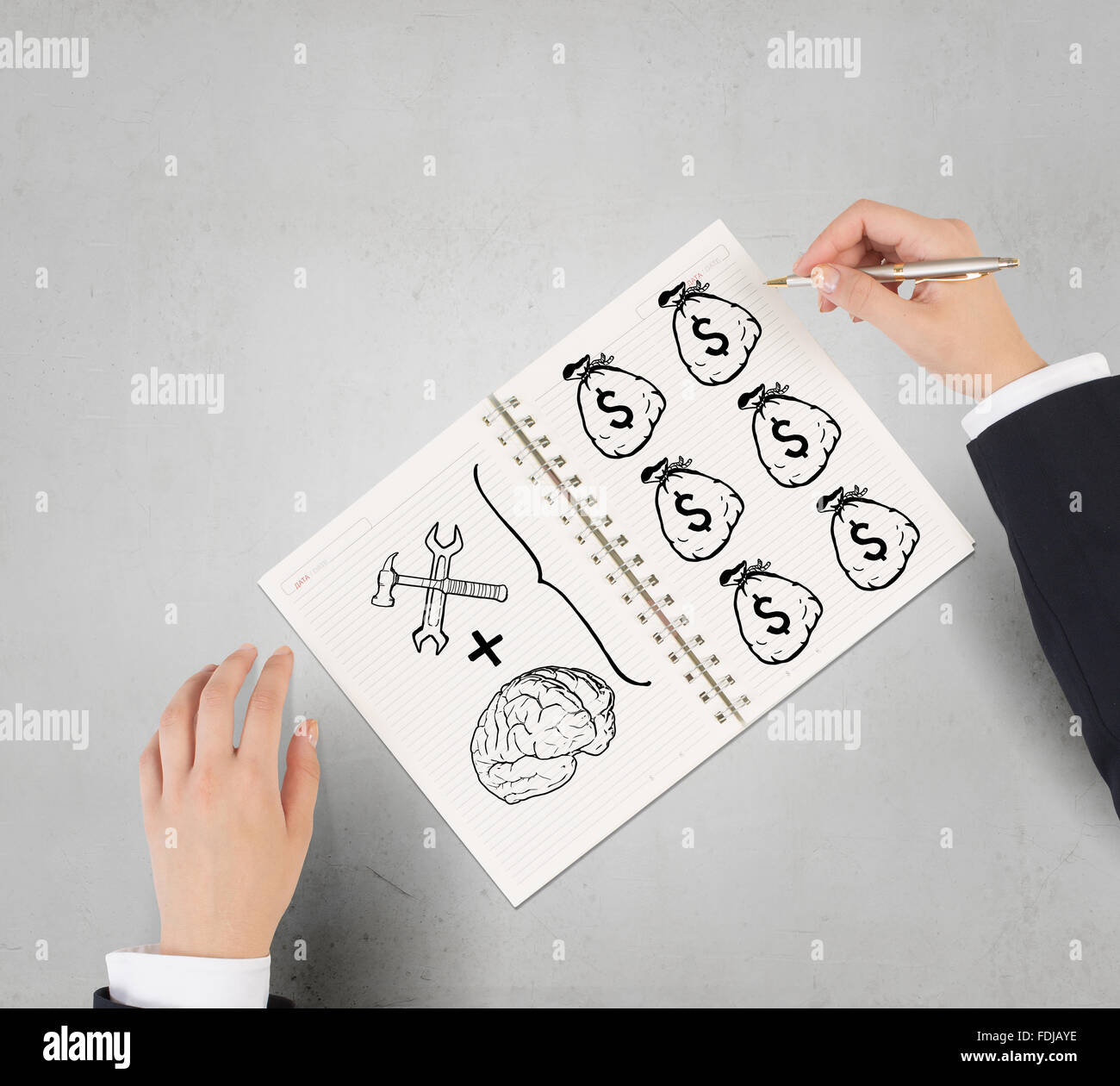 Imprenditore disegno le mani per far soldi formula nel blocco note Foto Stock