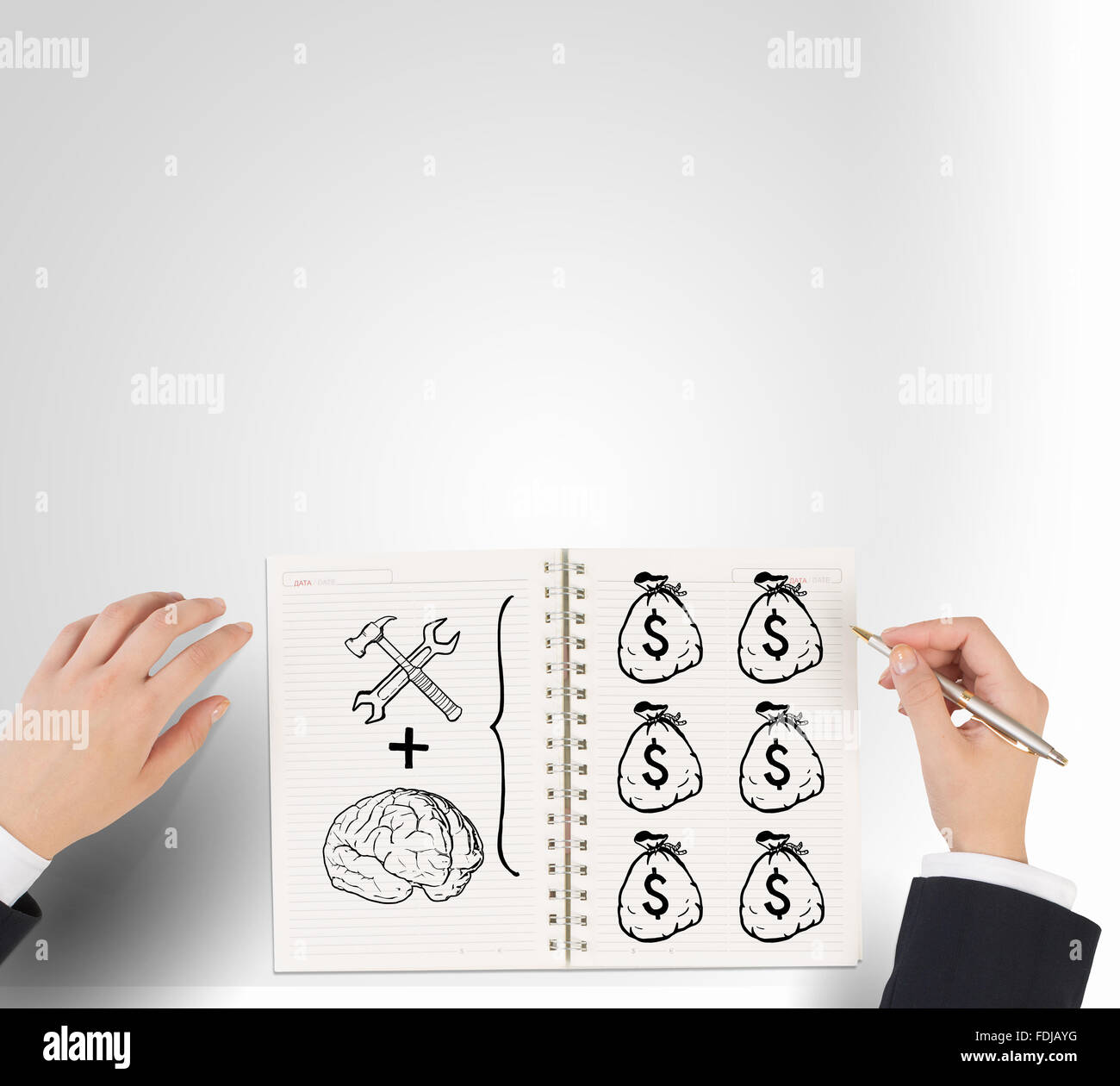 Imprenditore disegno le mani per far soldi formula nel blocco note Foto Stock