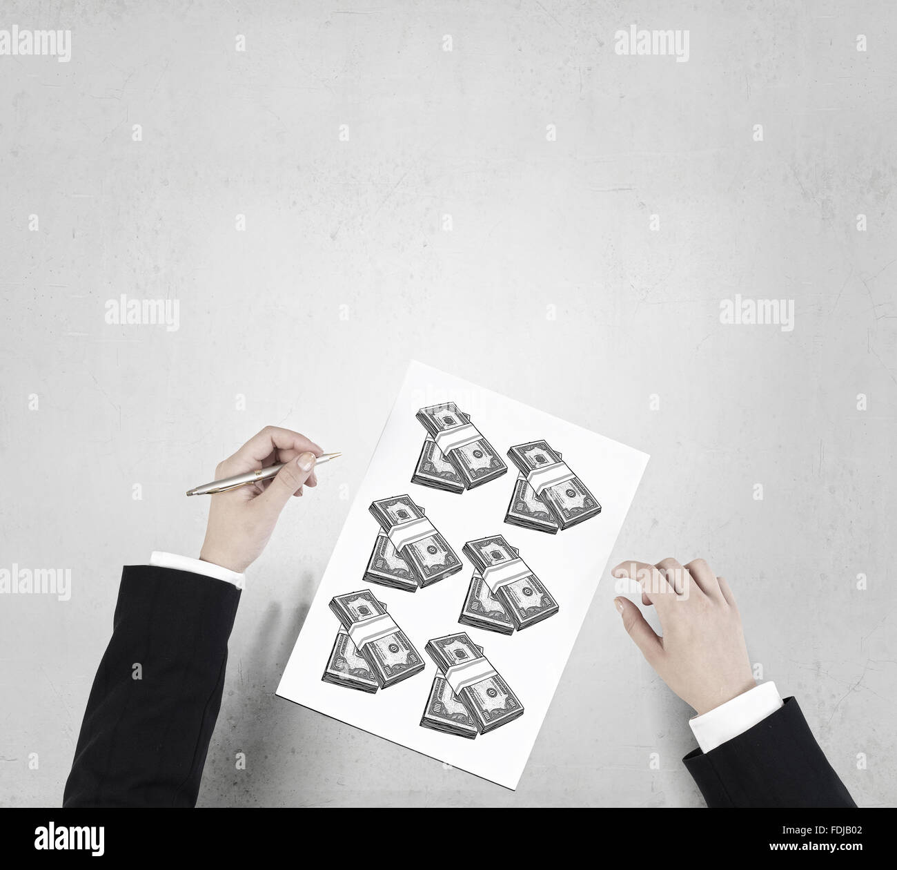 Imprenditore disegno le mani per far soldi formula nel blocco note Foto Stock