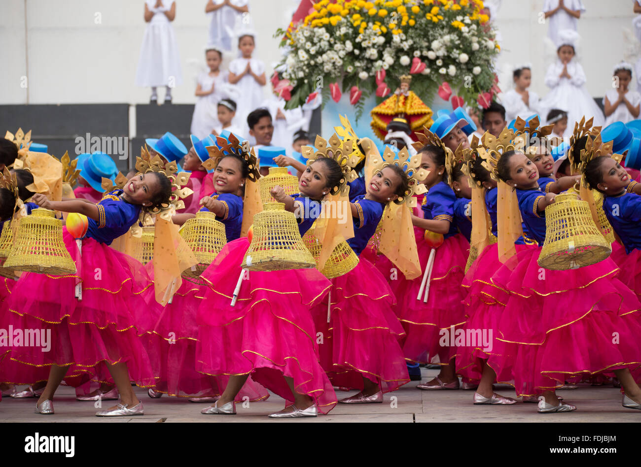 Cebu City, Filippine 10/01/2016. Danzatori provenienti da scuole entro Cebu eseguire in Sinulog sa Kabataan sa Dakbayan Foto Stock