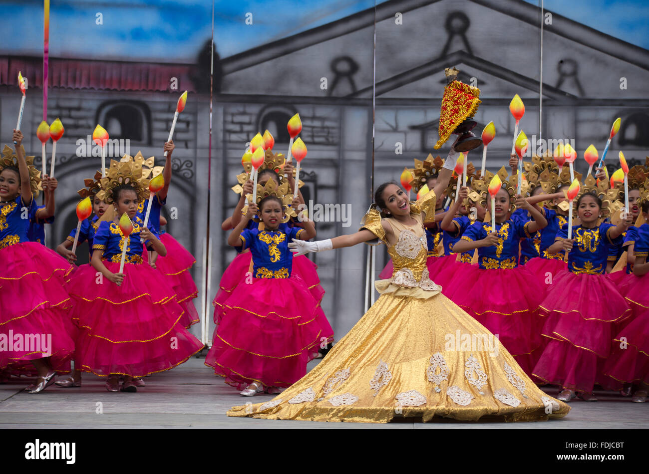 Cebu City, Filippine 10/01/2016. Danzatori provenienti da scuole entro Cebu eseguire in Sinulog sa Kabataan sa Dakbayan Foto Stock