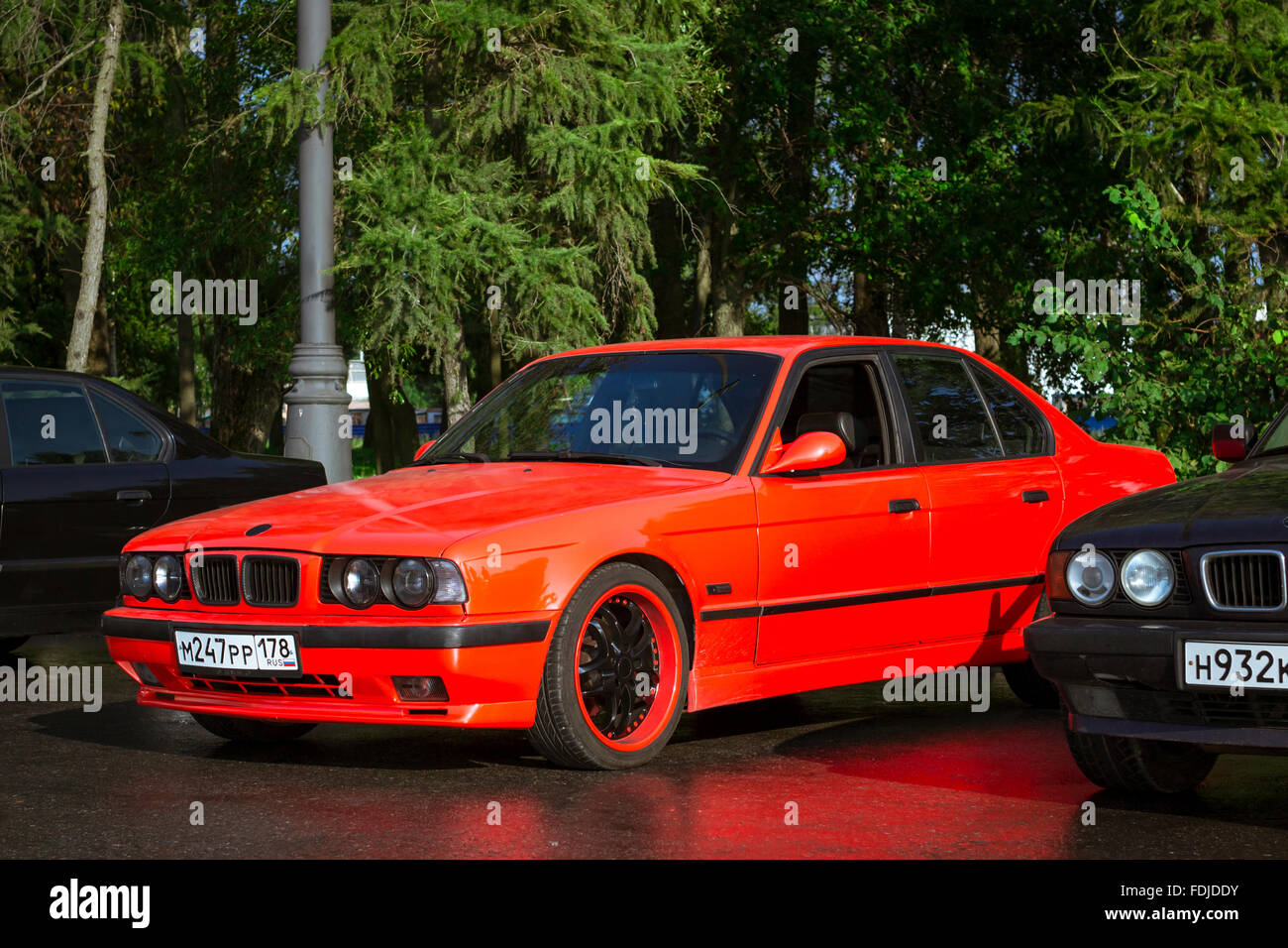 SAINT-Petersburg, Russia - 3 agosto 2013: Old-auto BMW serie 5 e34 alla riunione, gli appassionati della casa automobilistica bavarese, Krestovsky Foto Stock
