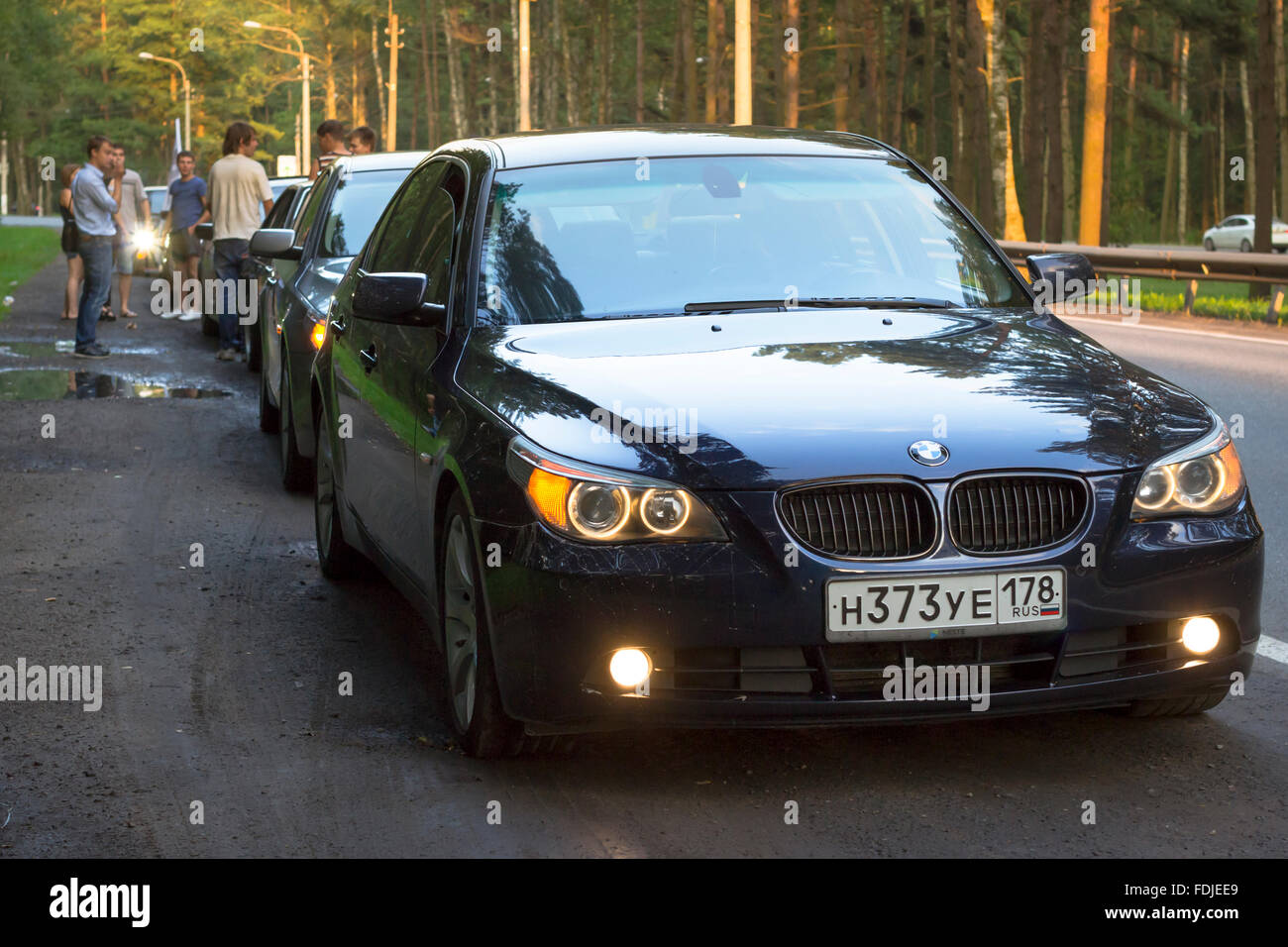 SAINT-Petersburg, Russia - 3 agosto 2013: Old-auto BMW serie 5 e60 alla riunione, gli appassionati della casa automobilistica bavarese, Primorskoye Foto Stock