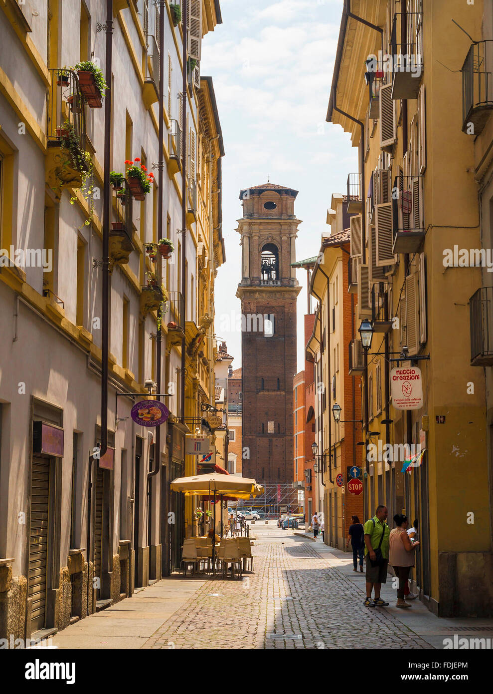 Via del centro storico di Torino. Sullo sfondo è il campanile della cattedrale della Sacra Sindone. Foto Stock