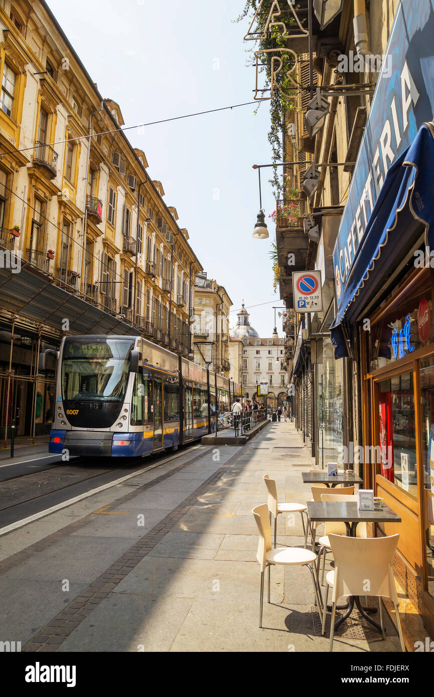 Torino, Italia ,l'Europa - Giugno 29, 2015. Street view nel centro storico di Torino , Italia. Trasporti a Torino. Foto Stock