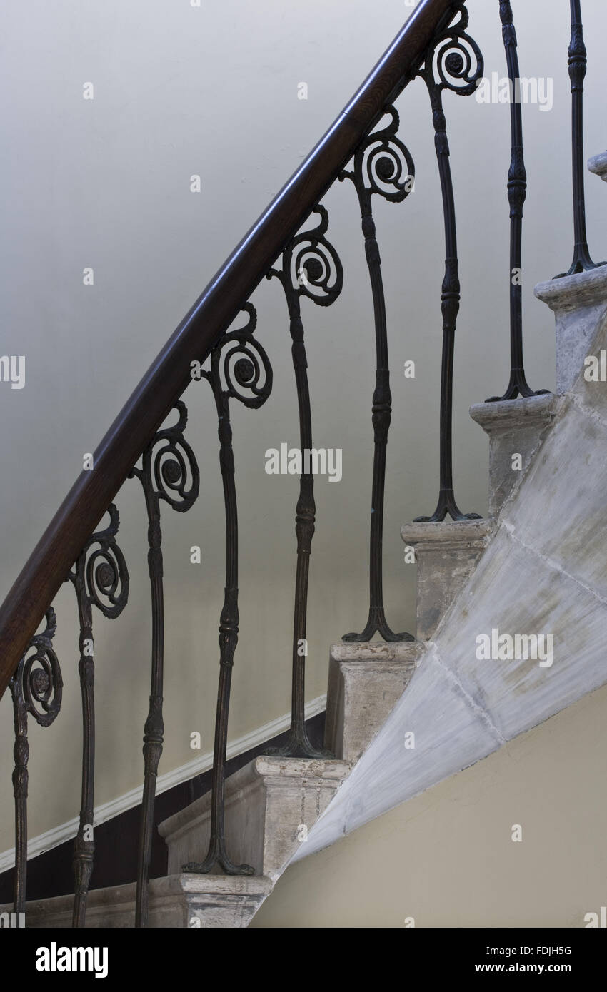 Lamiera bannister sulla scalinata a spirale nel tempio dei venti a Mount Stewart House, Co. Down, Irlanda del Nord. Il tempio fu costruito tra il 1782 e il 1785 ed è impostata su di un promontorio a est della casa. È l'unico edificio in Irlanda de Foto Stock