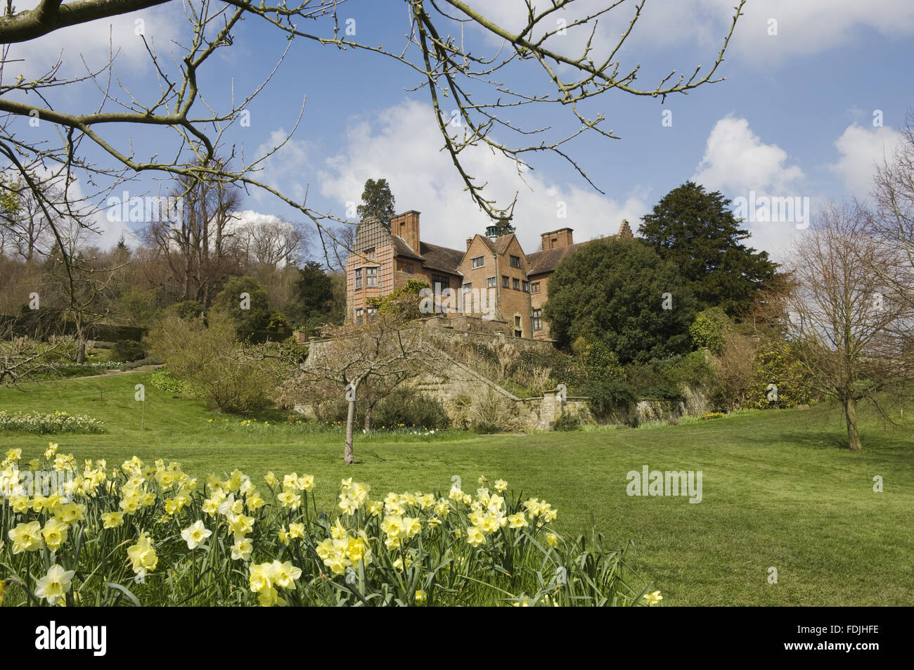 Giunchiglie in giardino a Chartwell, Kent, con la casa nella distanza. Originariamente una residenza vittoriana, Philip Tilden ha creato un ventesimo secolo home per Sir Winston Churchill che qui ha vissuto tra il 1922 e il 1964. Foto Stock