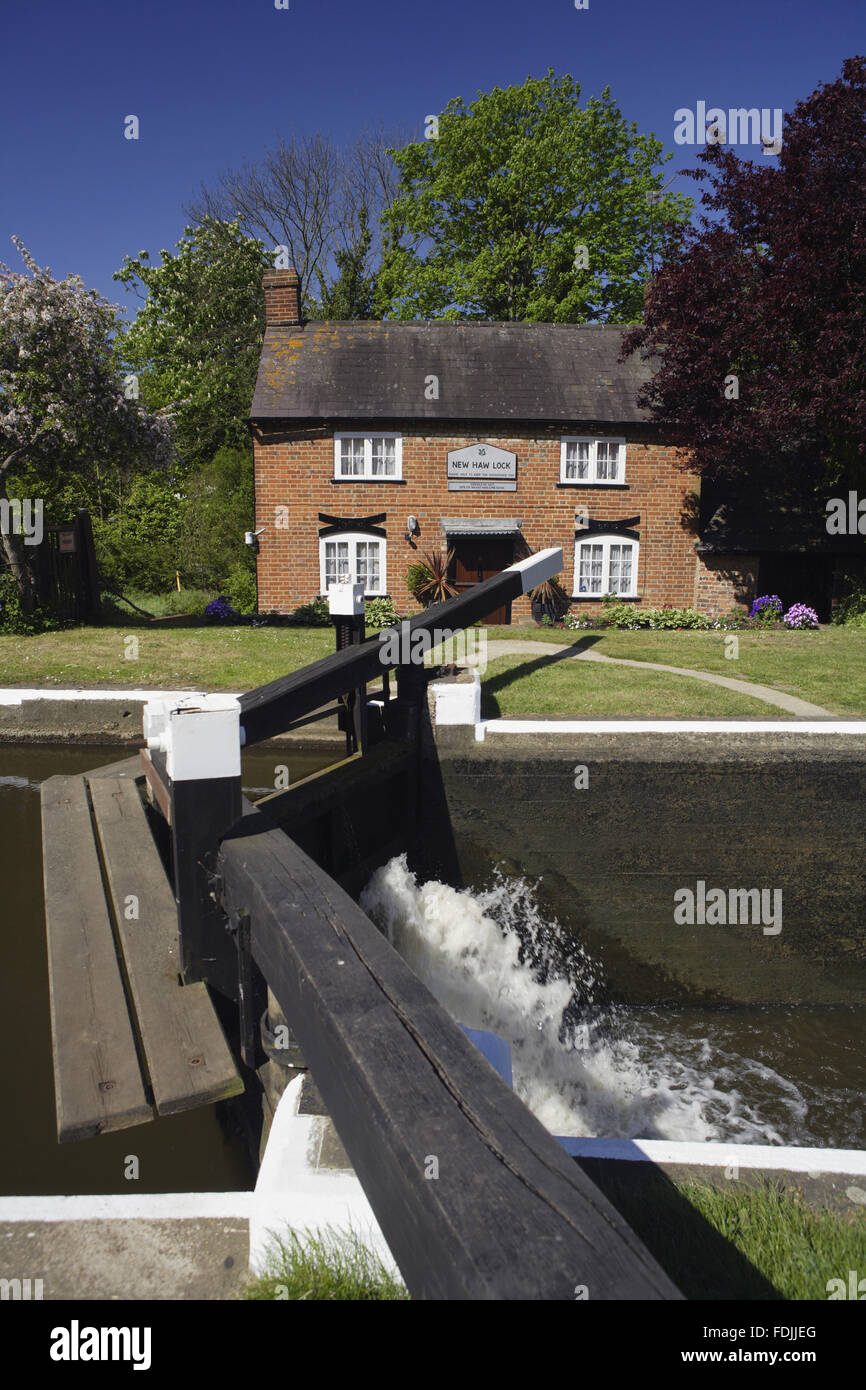 New Haw serratura e del portiere cottage sul fiume Wey navigazioni, Surrey. Foto Stock