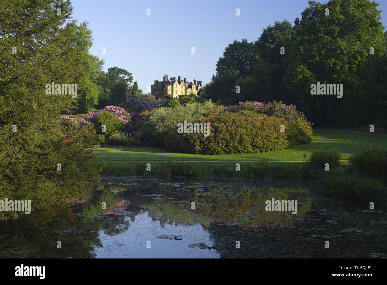 Il fossato della rovina in primo piano con la casa progettata da Anthony Salvin nel 1835 in stile Elizabethan a Scotney Castle, Lamberhurst, Kent. Foto Stock