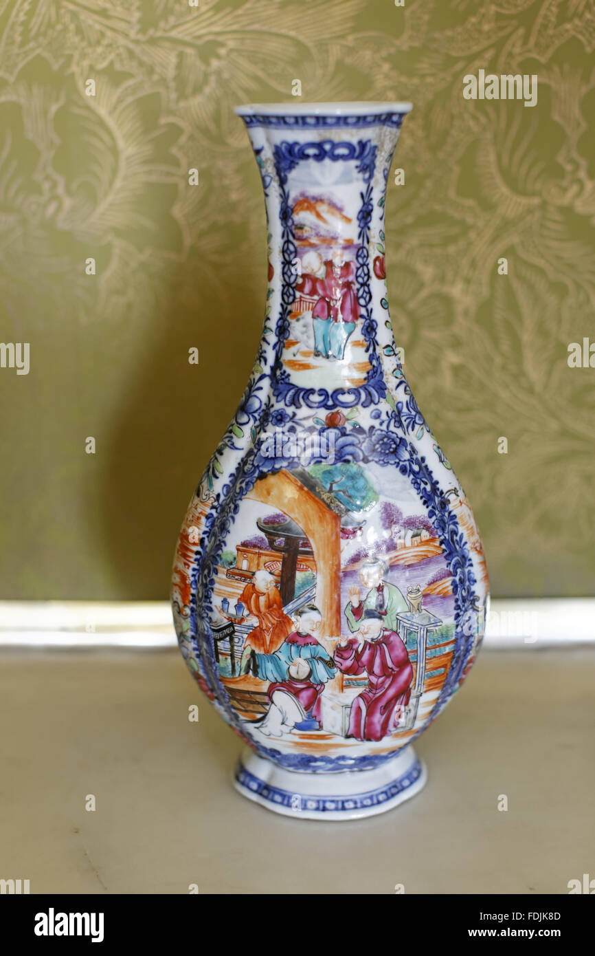 Xviii secolo porcellana cinese vaso a balaustra a Saltram mansion, Devon. Foto Stock