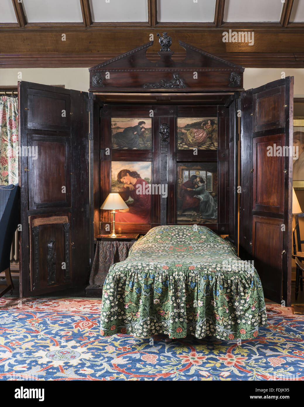 Una camera da letto a Wightwick Manor e giardini, West Midlands. Wightwick Manor è stato iniziato nel 1887 in 'Old english' style e ha una superba collezione di William Morris e tessuti dipinti Pre-Raphaelite. Foto Stock
