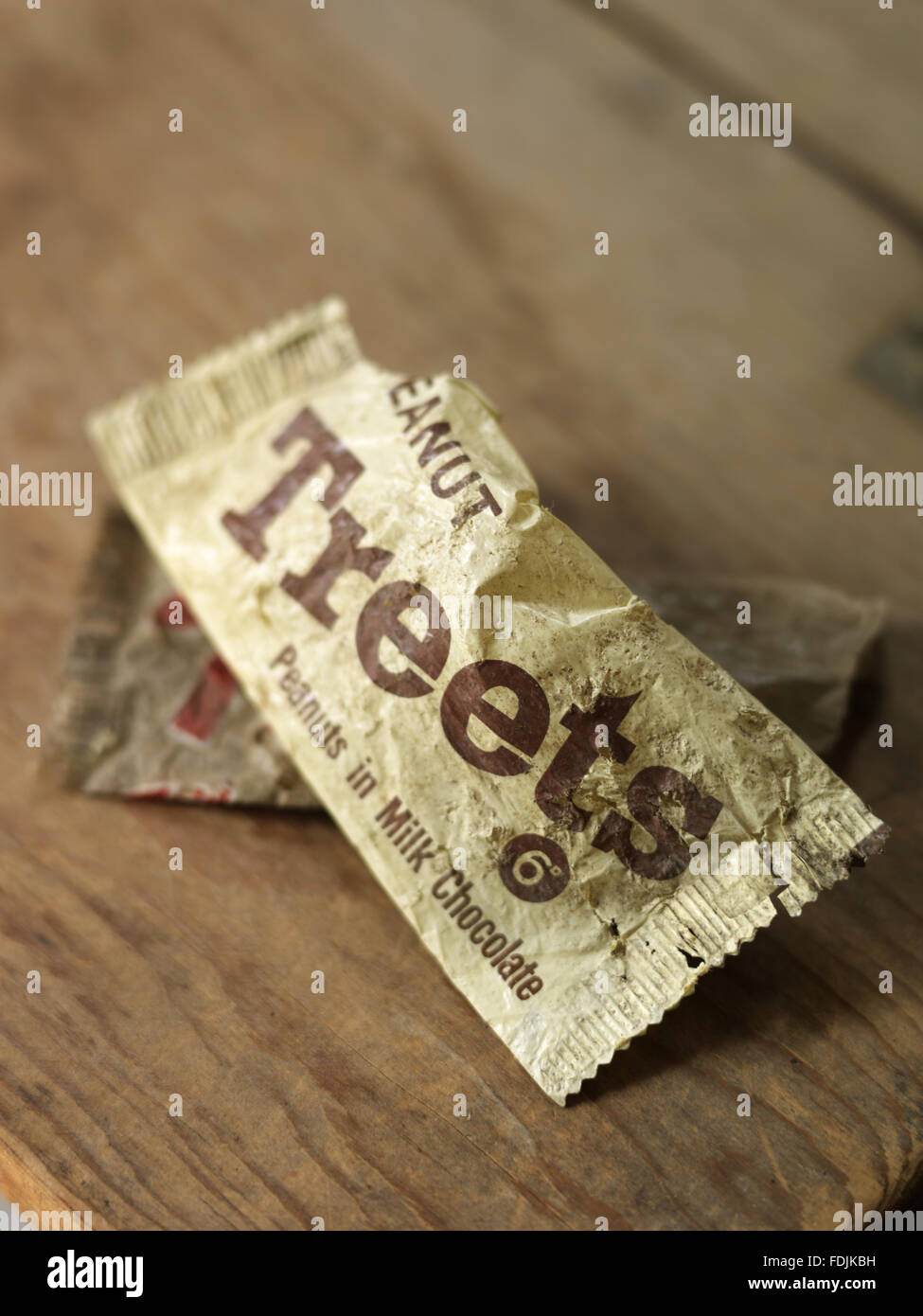 Negli anni Settanta per imballaggio Treets, arachidi dolci al prezzo di 6d (2.5p). Foto Stock