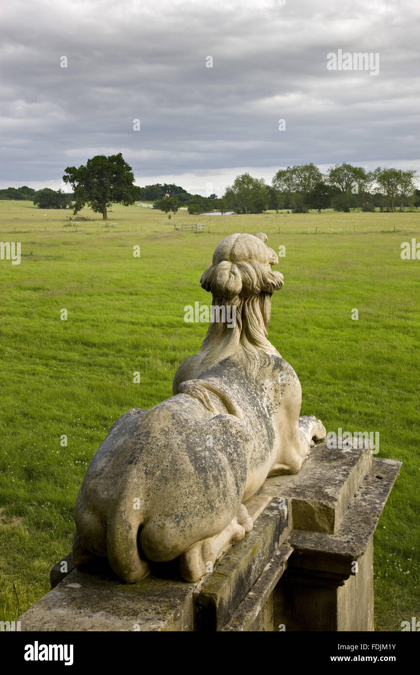 Uno di una coppia di Coade stone sfingi di fronte sud portico di casa al Parco Croome, Croome D'Abitot, Worcestershire. Foto Stock