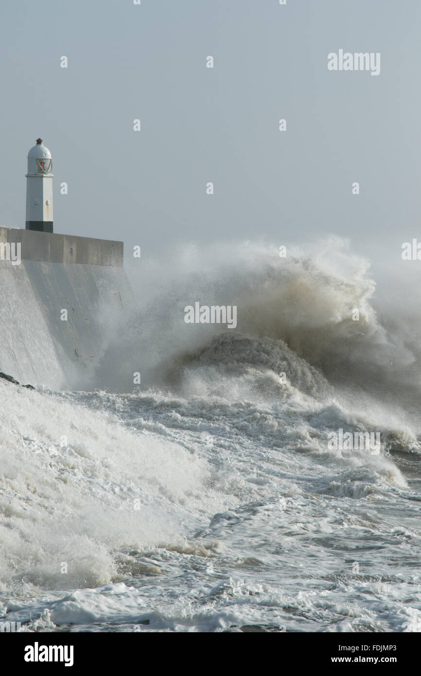 Porthcawl, South Wales, Regno Unito. Il 1 febbraio, 2016. Regno Unito: meteo onde enormi ancorare la costa di Porthcawl, affacciato sul faro, come tempesta Henry hits. Credito: Andrew Bartlett/Alamy Live News. Foto Stock