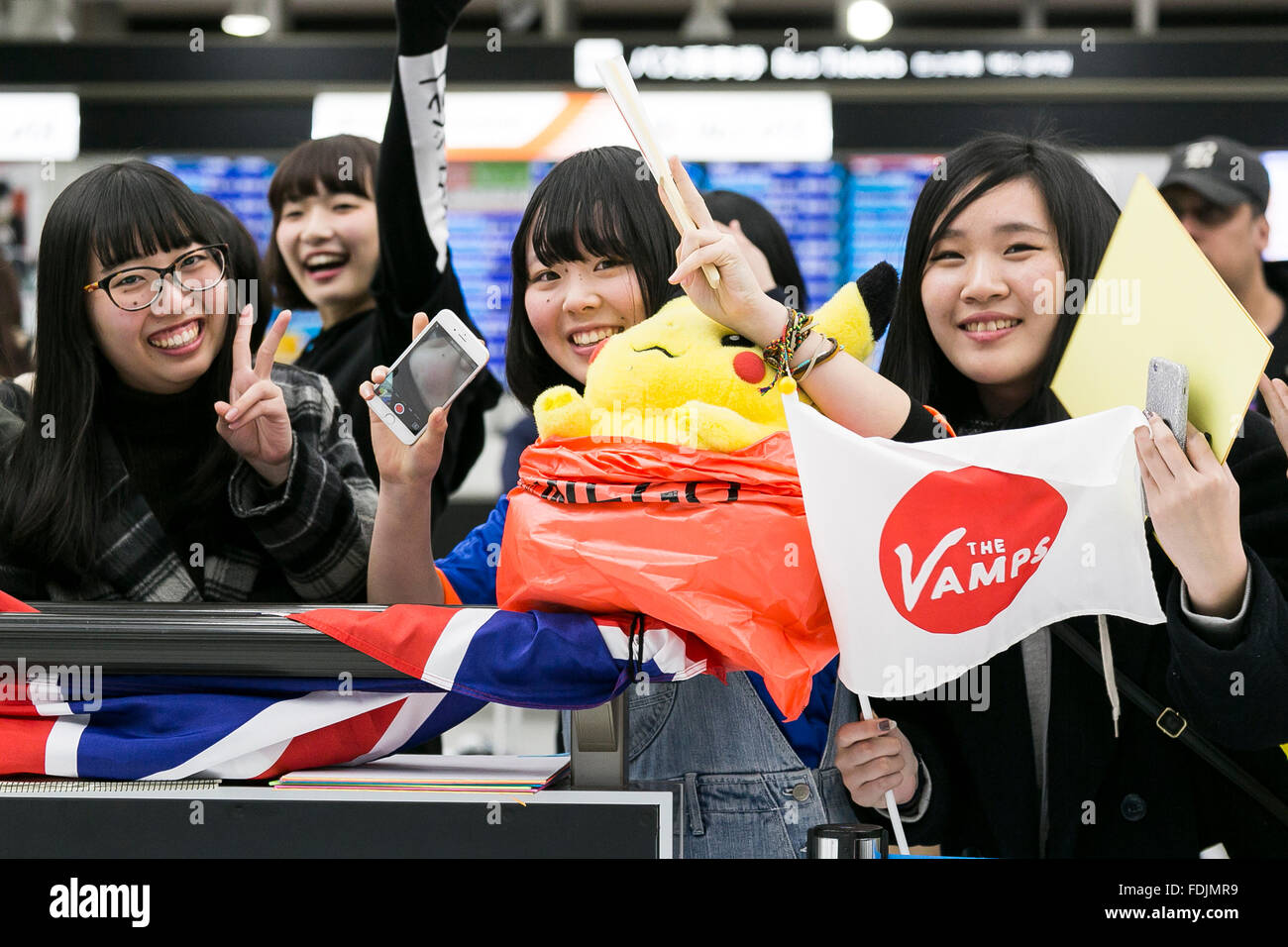 I fan delle tomaie di attendere all'Aeroporto Internazionale di Narita il 1 febbraio 2016, Narita, Giappone. Connor sfera era assente a causa di infortunio al ginocchio. Il british pop rock band è venuto in Giappone dopo aver eseguito a Manila come parte della loro 2016 world tour per promuovere il loro ultimo album ''Wake Up.'' circa 200 fan stavano aspettando in aeroporto con segni fatti in casa per salutare i ragazzi che sembrava di buon umore. © Rodrigo Reyes Marin/AFLO/Alamy Live News Foto Stock