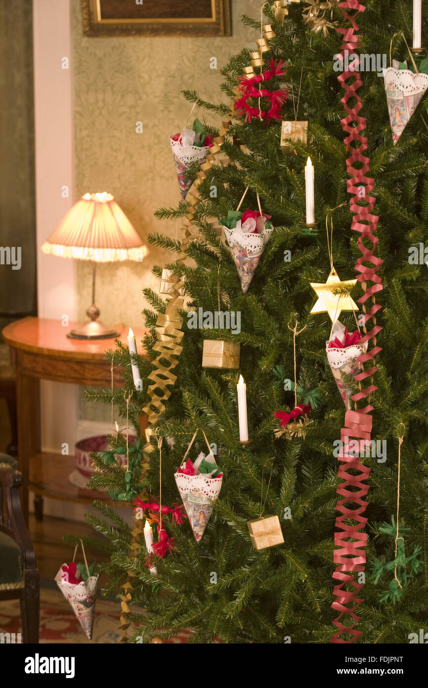 Immagini Vittoriane Natalizie.In Stile Vittoriano Decorazioni Di Natale Sulla Struttura Ad Albero Standen West Sussex Foto Stock Alamy